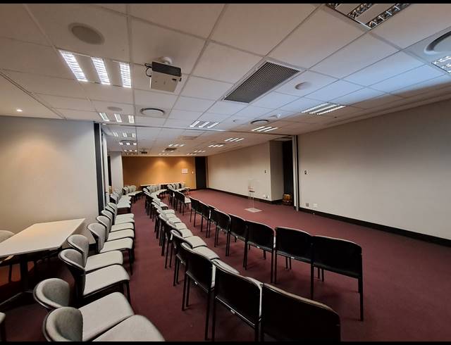 1,070M² OFFICE TO LET IN SANDHURST